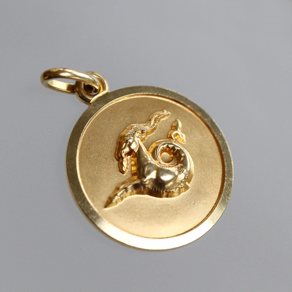 Vintage-Capricorn-horoscop-medallion-pendant-14k-gold-necklace