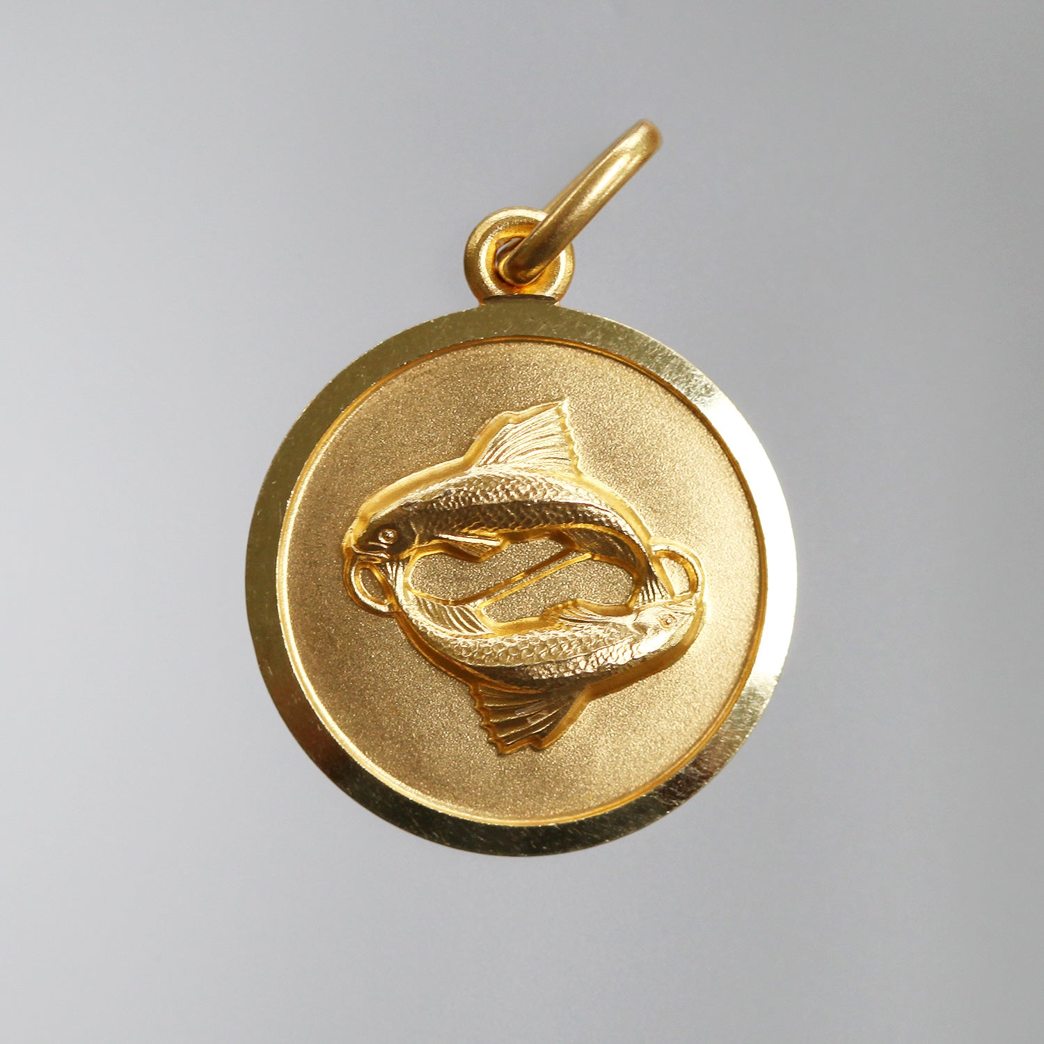 Vintage-Pisces-horoscope-medallion-charm-pendant-14k-yellow-solid-gold
